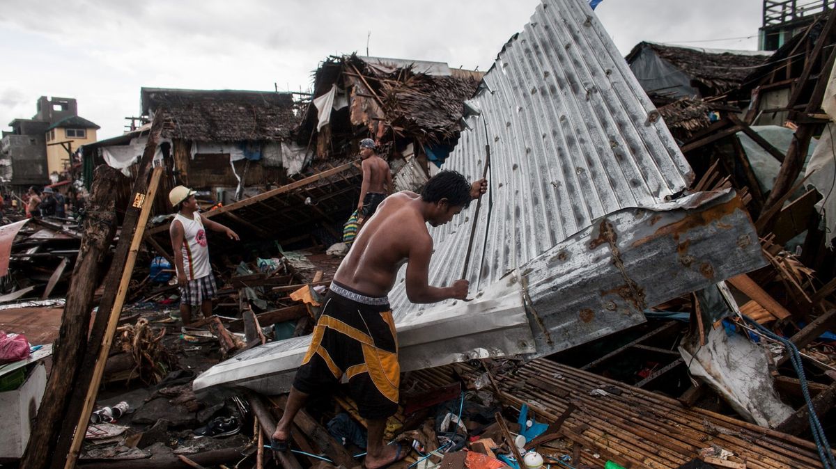 Tajfun Kammuri má na Filipínách už deset obětí